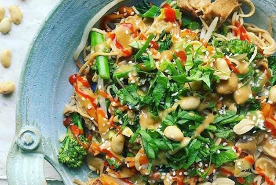 Noodle salad using vegetarian chicken alternative